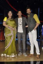 Farhan Akhtar, Geeta Kapoor, Riteish Deshmukh on the sets of India_s Dancing Superstars in Filmcity, Mumbai on 24th June 2013 (49).JPG